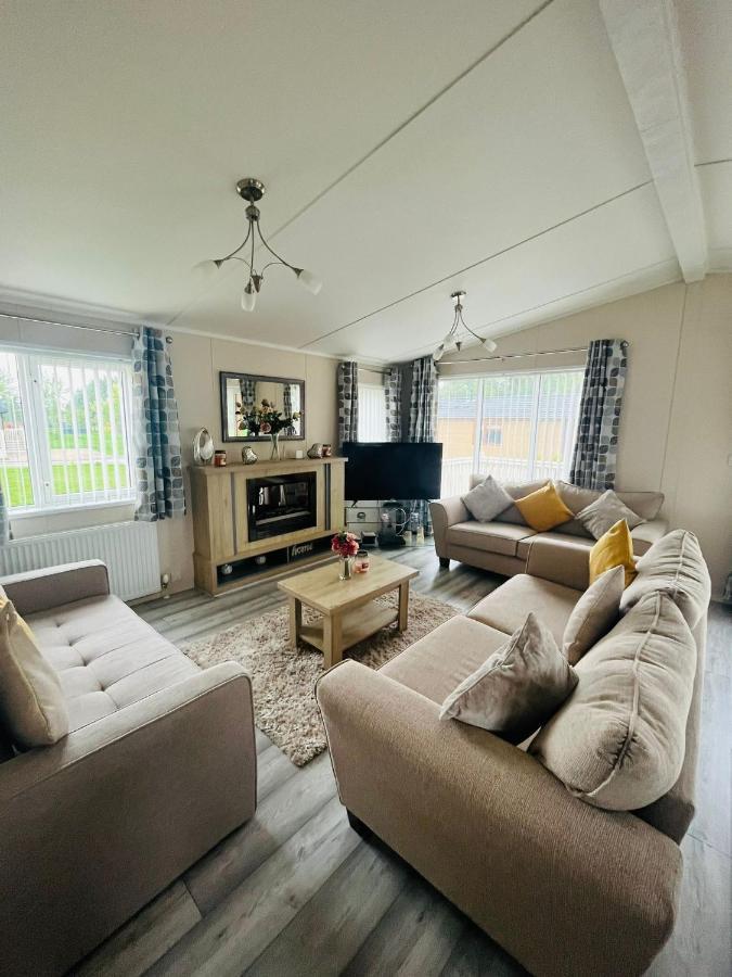 Rowan Lodge With Hot Tub Malton Exterior foto